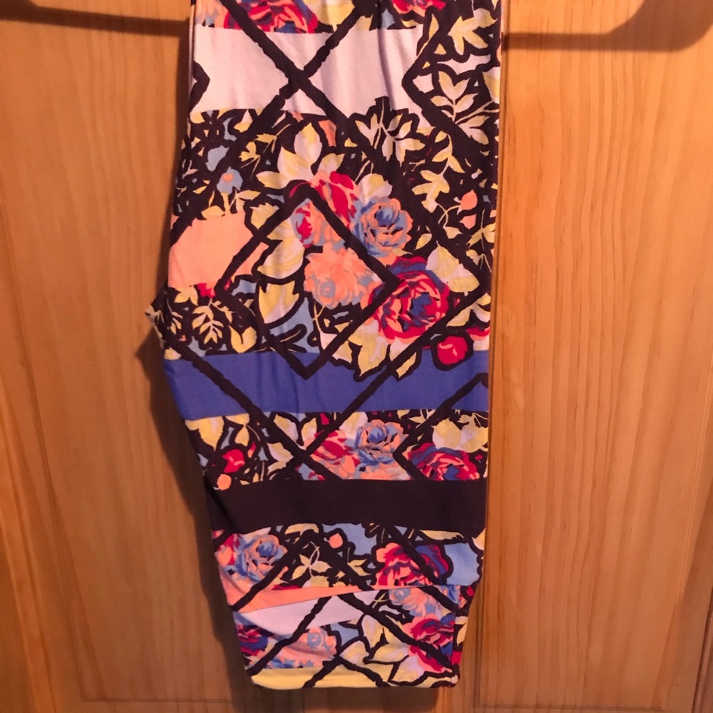 NWT OS LLR Caged Roses Print Leggings